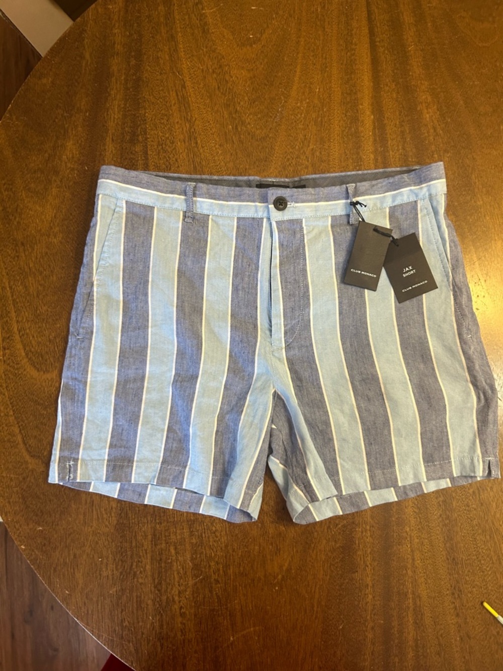 Club Monaco Men’s Blue & Light Blue Vertical Stripe Flat-Front Shorts